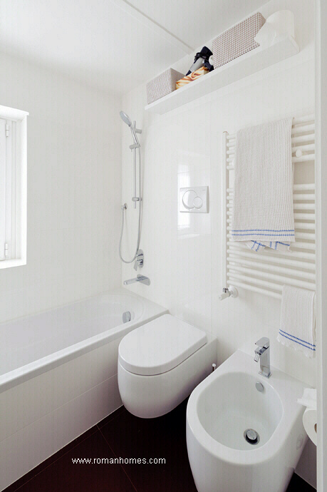 The bathroom of the matrimonial bedroom, seen from its door