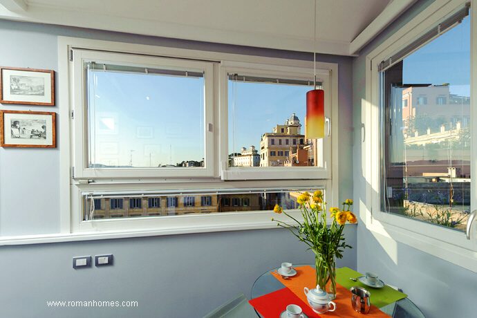 The kitchen is endowed with panoramic views on all sides, like the rest of the penthouse