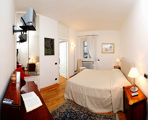 http://www.romanhomes.com/vacation_rentals/images/anita-overview/anita-master-bedroom-door-17-m3-fin.jpg
