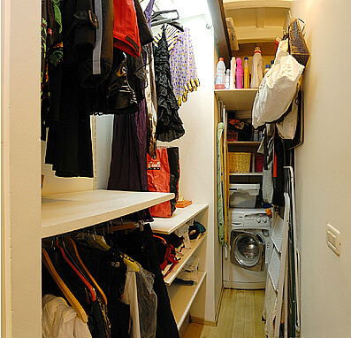 Caravaggio apartment storage room with washing machine