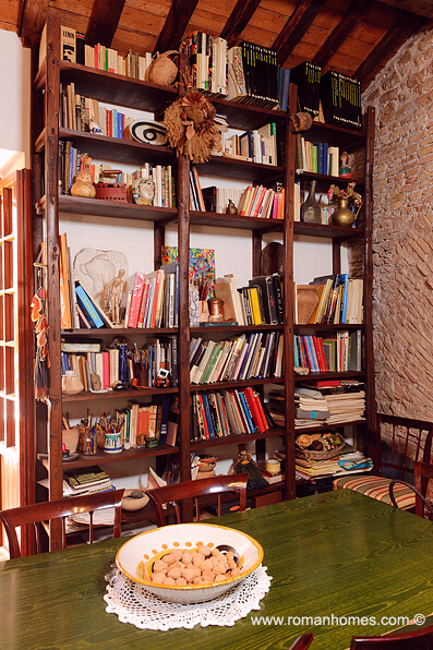 navona-signora-sitting-room-bookshelf