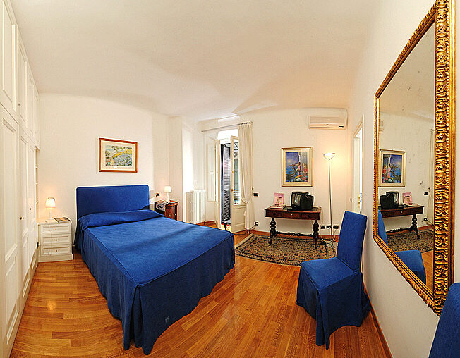 Spanish Steps apartments in Rome, double bedroom