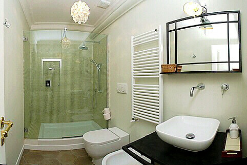 Bathroom Designing on Right  The Spacious And Sparkling En Suite Bathroom Of This Bedroom