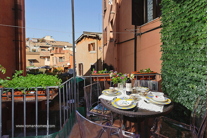 the lovely terrace of the Trastevere Sweet Home apartment