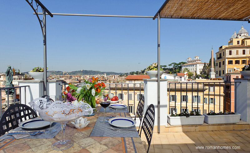 Table to dine "al fresco" in the Rome Spanish Steps Seagulls penthouse: view towards the Spanish Steps, the Borghese Gardens and Villa Medici