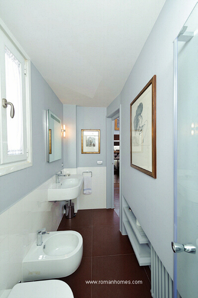 opposite view of the en-suite bathroom of the twin beds room of the Rome seagull attic